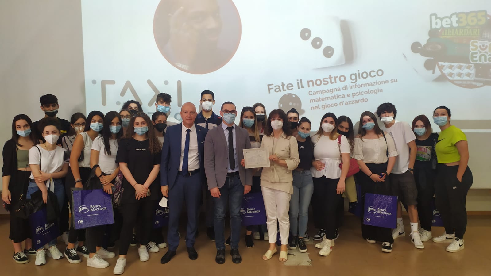 A scuola di educazione finanziaria contro le ludopatie con Banca Macerata e FEduF | Banca Macerata 1