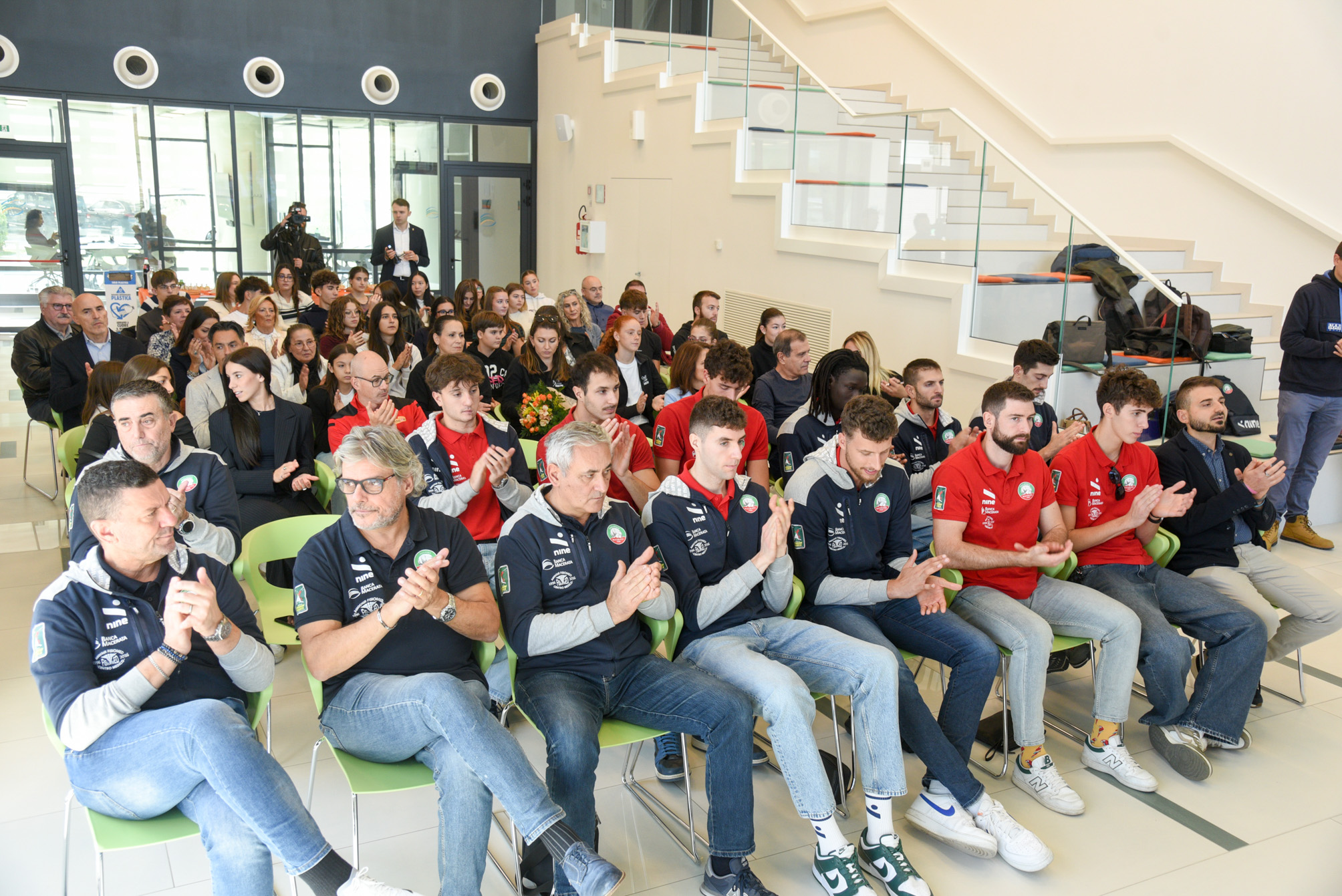 Un evento tra sport e merito: consegnate le Borse di Studio ‘Paolo Mercuri’ e presentate le nuove maglie della Banca Macerata Fisiomed | Banca Macerata 3