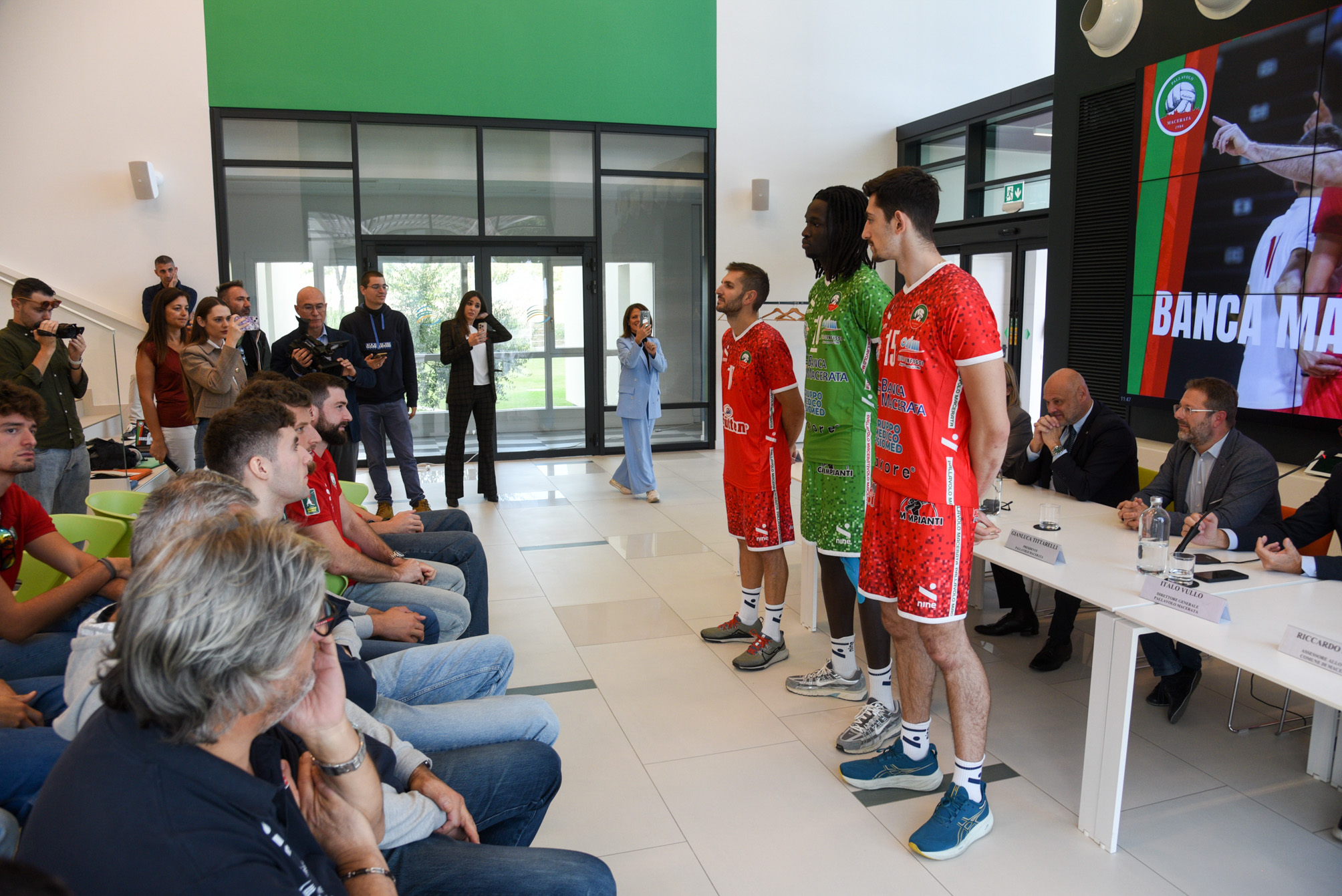 Un evento tra sport e merito: consegnate le Borse di Studio ‘Paolo Mercuri’ e presentate le nuove maglie della Banca Macerata Fisiomed | Banca Macerata 9