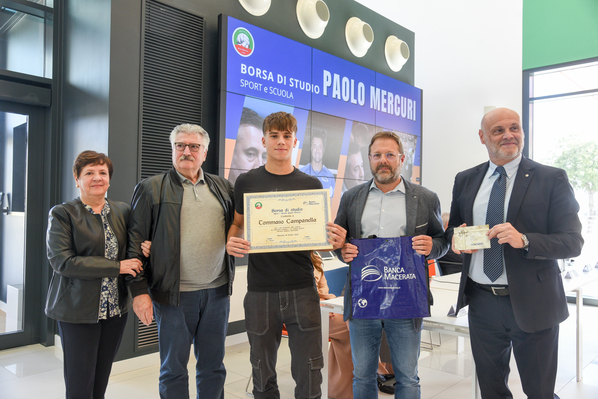 Un evento tra sport e merito: consegnate le Borse di Studio ‘Paolo Mercuri’ e presentate le nuove maglie della Banca Macerata Fisiomed | Banca Macerata 4