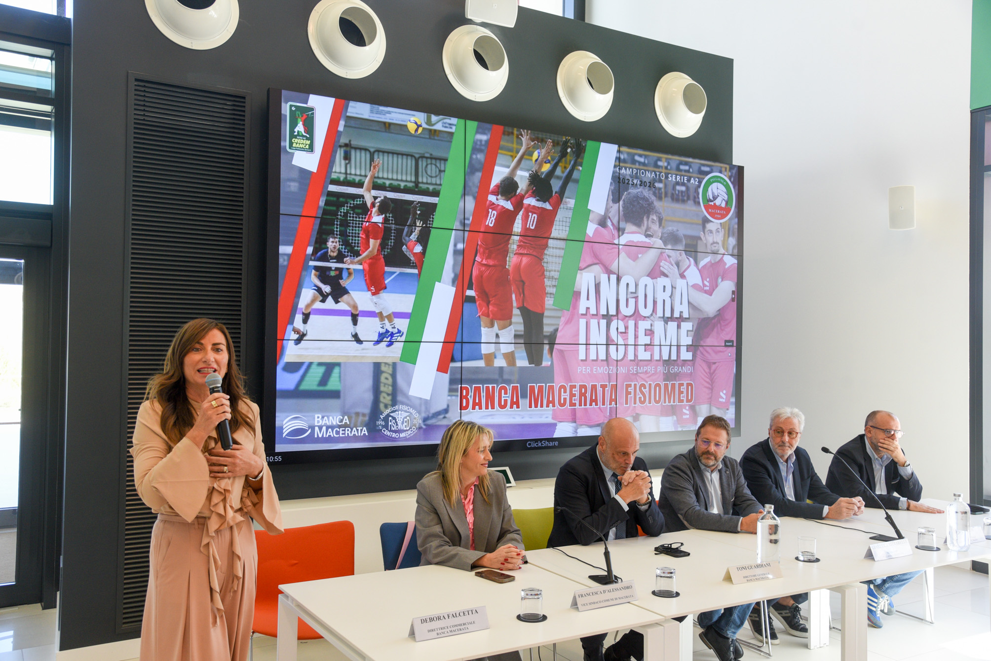 Un evento tra sport e merito: consegnate le Borse di Studio ‘Paolo Mercuri’ e presentate le nuove maglie della Banca Macerata Fisiomed | Banca Macerata 2