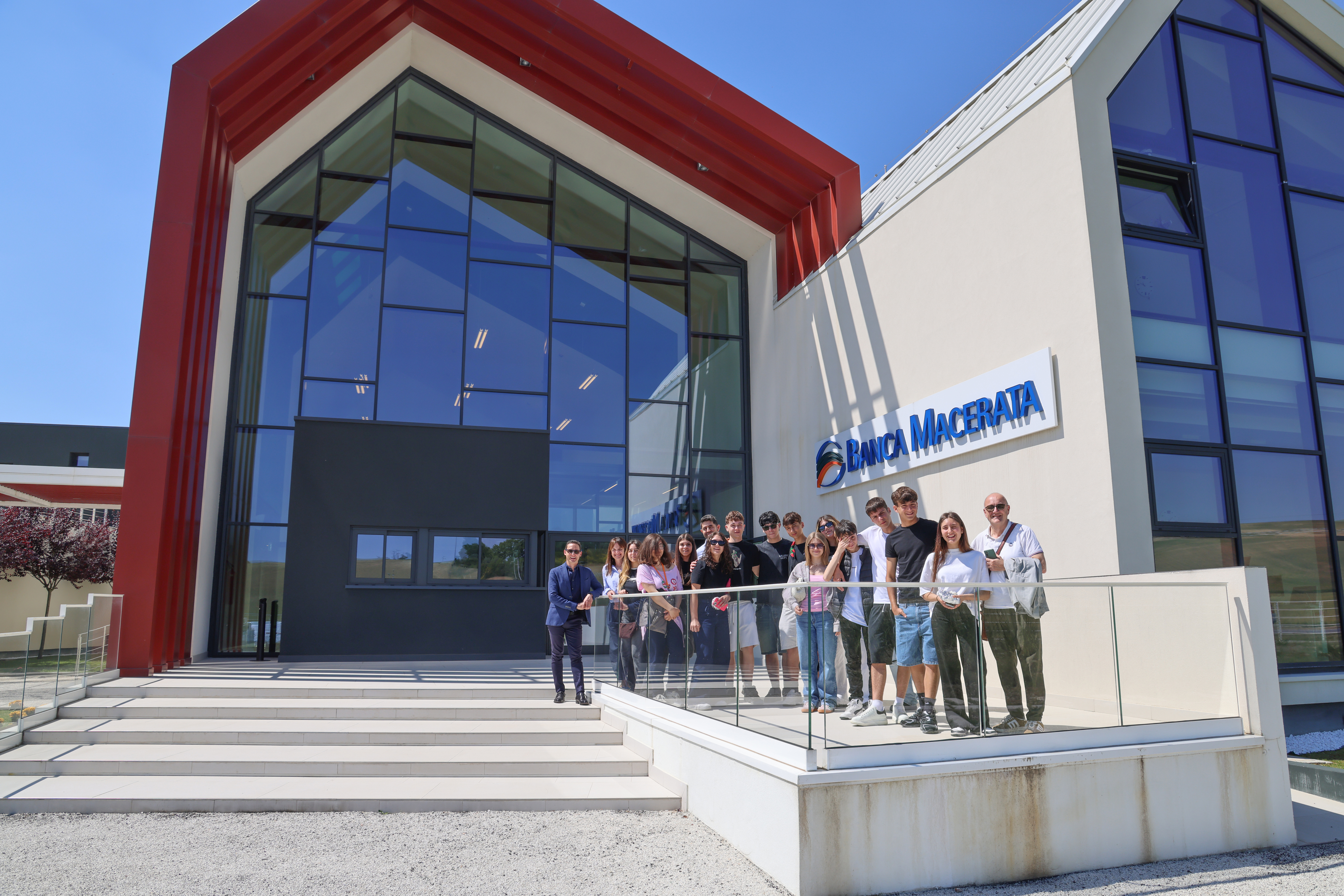 Giovani ed educazione finanziaria: si chiude il progetto per l'a.s. 2025/2026 con oltre 200 studenti coinvolti | Banca Macerata 3